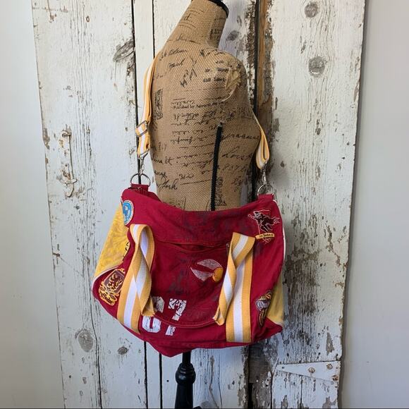 Universal Studios Wizarding World of Harry Potter Quidditch 07 Duffle Bag Red - Picture 1 of 13